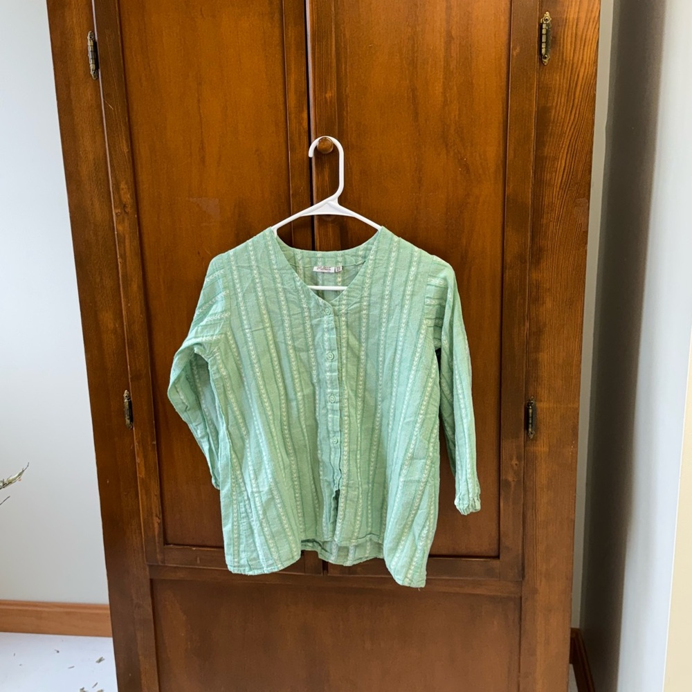 MAK lightweight embroidered button down shirt XS 17-18 pit elastic sleeve